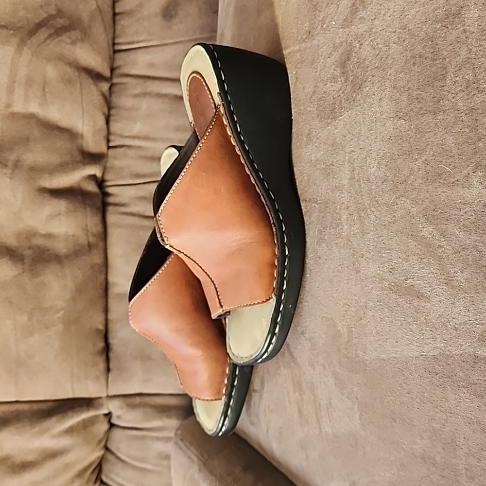 Women's Easy Spirit Slip On's